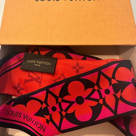 Louis Vuitton scarf - Picture 1 of 4